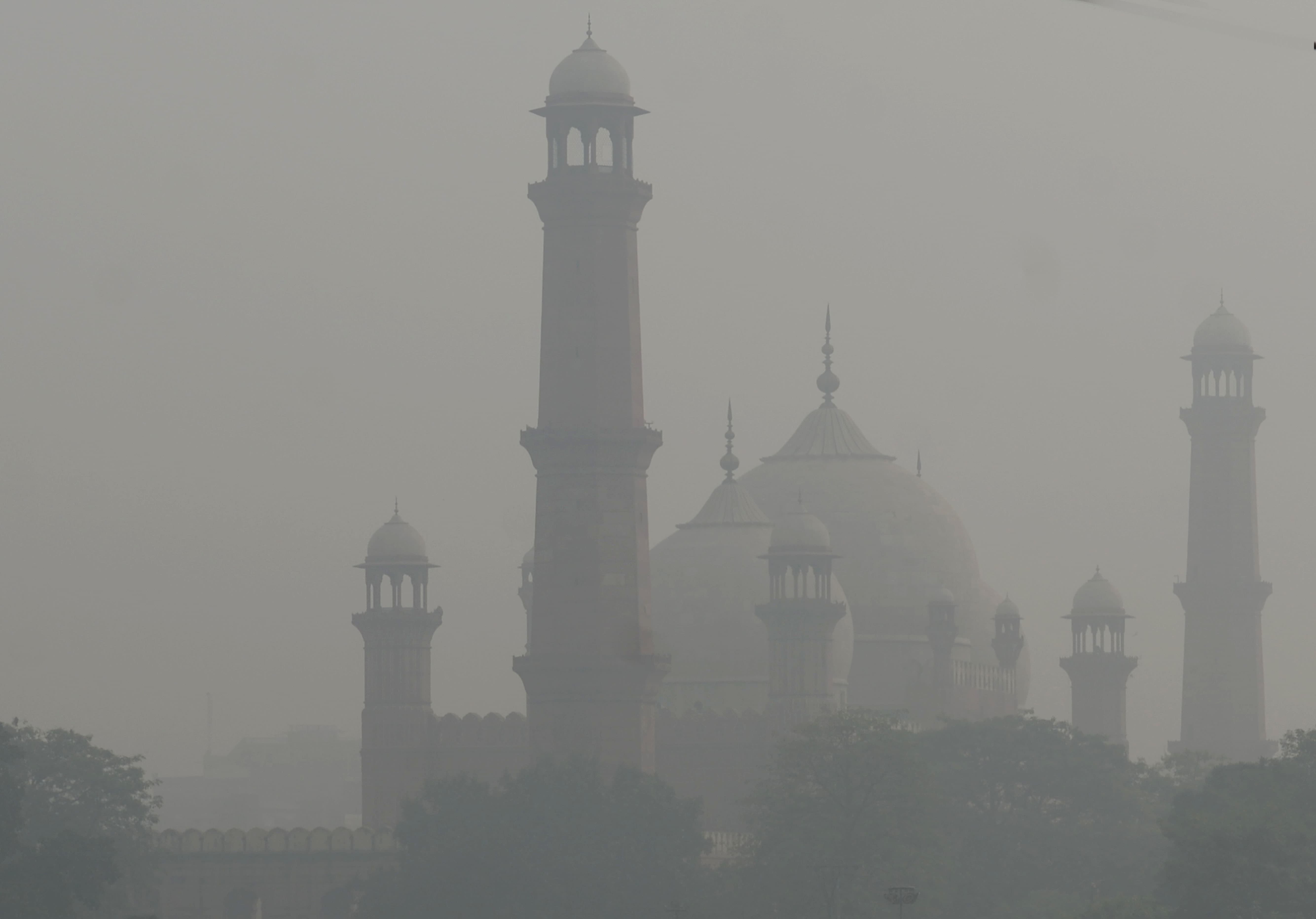 Lahore Chokes Under Thick Smog: Government Issues Emergency Health and Traffic Advisories